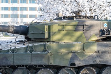 Leopar 2A4 ana savaş tankı tareti ve 120 mm 'lik pürüzsüz bir silah. Karlı kış şartlarında ağır zırhlı askeri araç. Yan görünüm.