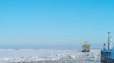Buz kaplı Baltık Denizi 'nden geçen bir feribot görüntüsü. Soğuk bir kış gününde Hailuoto Adası ile Oulunsalo Köyü arasında feribot geçiyor. Finlandiya, 2026.