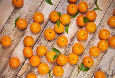 Ahşap bir arka planda mandalinalar