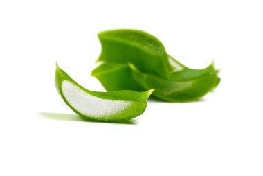 Aloe vera üzerinde beyaz izole parçaları