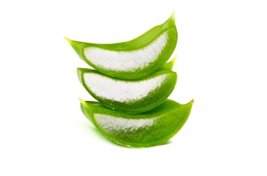 Aloe vera üzerinde beyaz izole parçaları