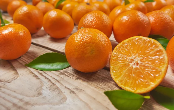Tangerines on a wooden background — Stock Photo, Image