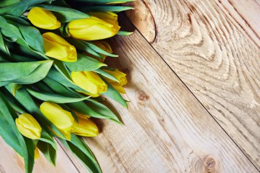 Ahşap arka planda sarı laleler