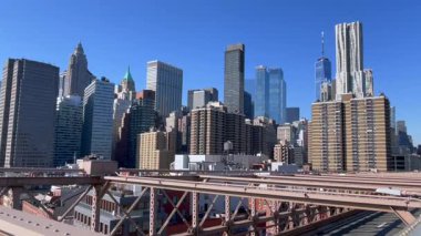 Geceleri ışıl ışıl parlayan şehir, yukarıdan canlı kentsel faaliyetlerle aydınlanan canlı şehir silüeti, şehir manzarası boyunca canlı ışıklar ve enerjik yayalar sergiliyor.