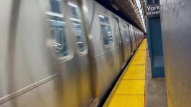 Şehir tren hızı, hızlı ulaşım, şehir merkezinden hızlı geçiş, metro rayları yoğun istasyon platformlarını hızla geçiyor, yüksek hızlı tren hızlı kentsel çevrede hızlı bir şekilde yol alıyor.