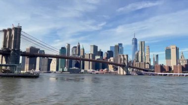 Nehir manzarası, nehir kenarındaki kentsel ufuk çizgisi, güneşli cam binalar bugün sakin Hudson Nehri sahnesine bakıyor, Vibrant limanı modern mimariyi ve hareketli şehir yaşamını yakalıyor.