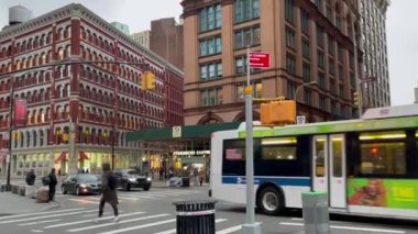 Şehir ulaşımı yoğunluğu, yayalar ve araç faaliyetleriyle dolu şehir ulaşımı ortamı, Vibrant şehri caddesi, öğleden sonra yayalar ve hareket halindeki otomobillerle dolu.