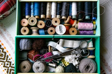 Bir kutuda iplikler, iğneler ve makas, bir dikiş kutusu.