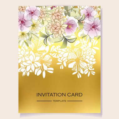 Altın arka planda güzel yemyeşil pastel çiçekleri olan davetiye kartı şablonu
