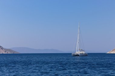 Denizdeki yat.