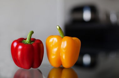 Cam masa üzerinde kırmızı ve sarı dolmalık biber