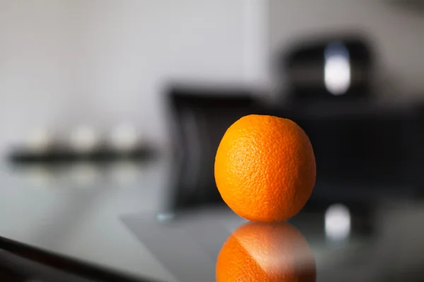 Πορτοκαλί στο γυάλινο τραπέζι — Φωτογραφία Αρχείου
