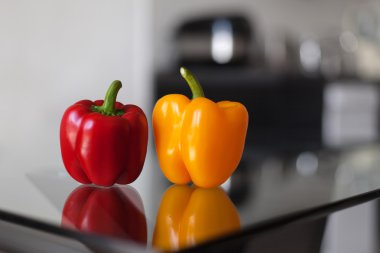 Natürmort - kırmızı ve sarı bell pepper Cam masaya