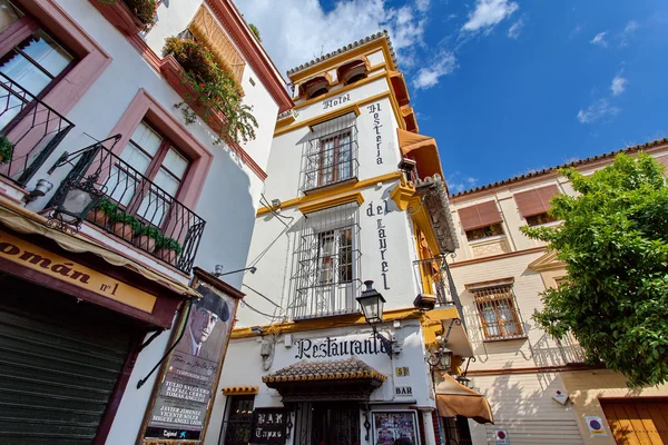 Típico hotel y restaurante en el barrio de Santa Cruz, Sevilla, Andalucía, España — Foto de Stock