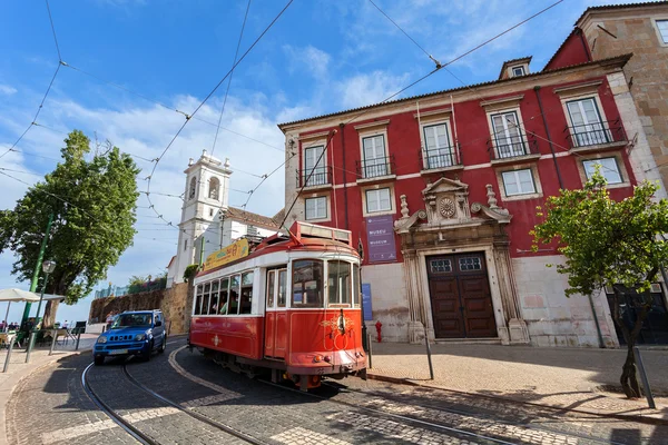 El famoso tranvía y Museo de Lisboa Artes Decorativas Portuguesas - Alfama, Lisboa — Foto de Stock