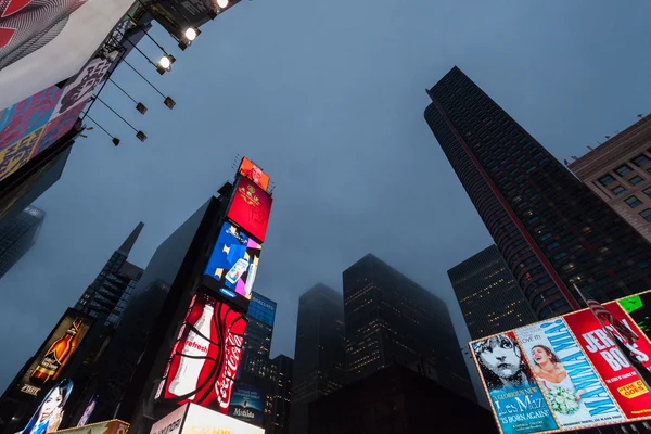 Gökdelenler ve yansımaları, Times Square New York Midtown Manhattan — Stok fotoğraf