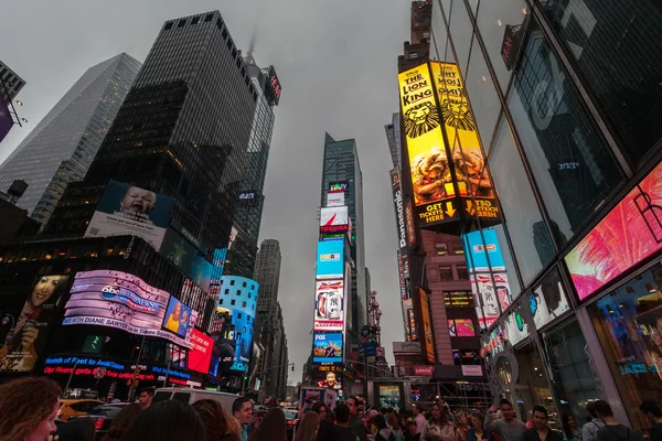 Nacht verkeer at Times Square is Midtown Manhattan New York City — Stockfoto