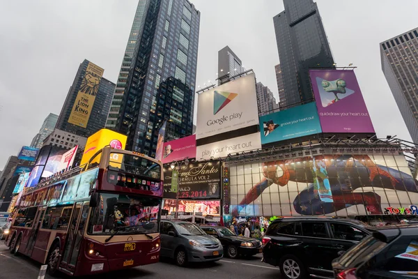 Trânsito noturno em New York City Midtown Manhattan — Fotografia de Stock