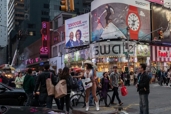 New York'un Midtown Manhattan'ın trafikte gece — Stok fotoğraf