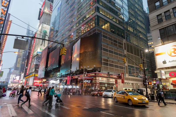 Traffico notturno a New York Midtown Manhattan — Foto Stock