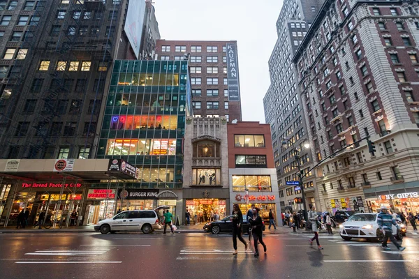 Nacht verkeer in New York City Midtown Manhattan — Stockfoto