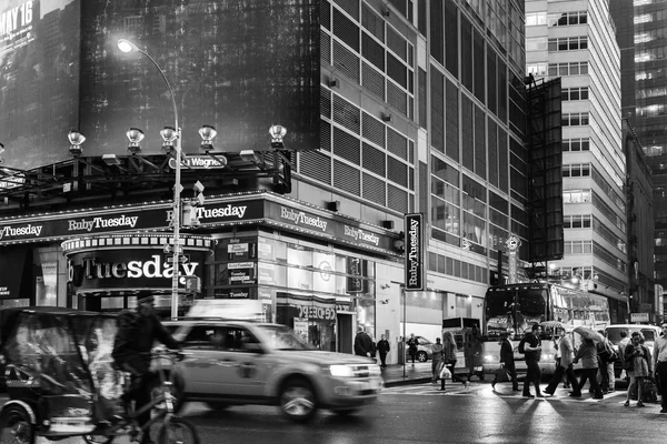 Trânsito noturno em New York City Midtown Manhattan — Fotografia de Stock