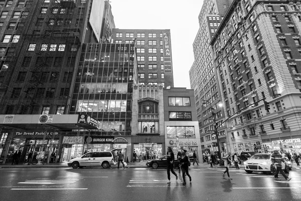 Trânsito noturno em New York City Midtown Manhattan — Fotografia de Stock