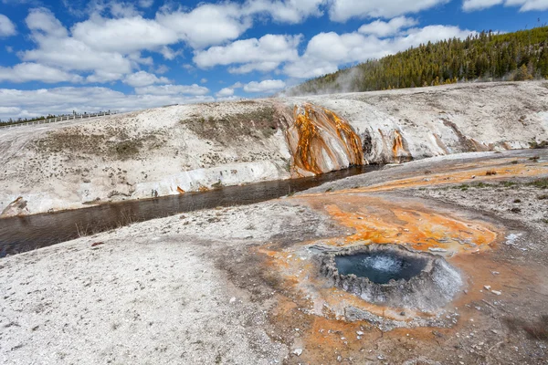 Upper geyser basin, Yellowstone National Park, Wyoming, Estados Unidos — Foto de Stock