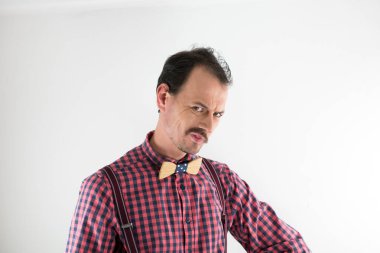 Kafkas beyaz adam portresi. Orta yaşlı erkek. Gömlek ve ahşap papyon giyiyor. Surat asmak, jest yapmak. Beyaz arka planlı bir stüdyo fotoğrafı. 30 yaşında bir adam.. 