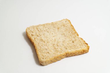 Beyaz arka planda tam teşekküllü tost ekmeği, beyaz un fırını için sağlıklı bir alternatif, daha iyi beslenme