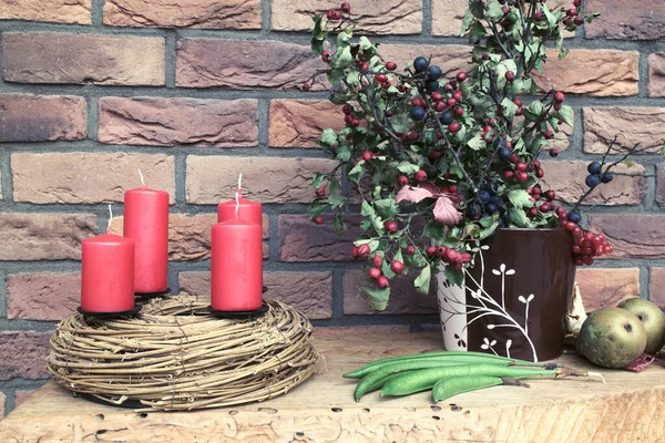 Χριστουγεννιάτικο Στεφάνι Φυσικό Στυλ Στο Ξύλινο Τραπέζι Διακόσμηση Άγριες Ρώγες — Φωτογραφία Αρχείου