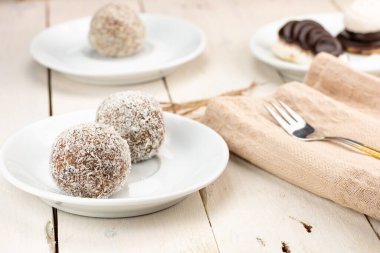 Hindistan cevizli kek, adı Hindistan cevizli top. Karmaşık dolgularla dolu. Geleneksel Noel, uzun vadeli depolama için ideal. Eski beyaz masada servis edilir..