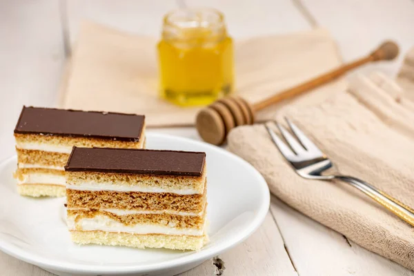 Bolo Mel Com Cobertura Chocolate Creme Manteiga Branca Casamento Doce — Fotografia de Stock