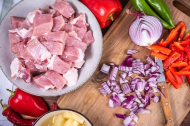 Ananas ve dolma biberli domuz eti için malzemeler..