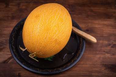 Tepside olgun sarı oval Asya kavunu.