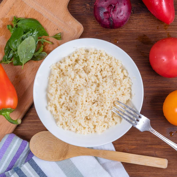 Ensalada Mediterránea Tradicional Cuscús Tomate Pimienta Cebolla Con Hojas Albahaca — Foto de Stock