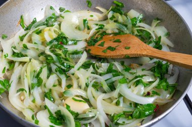Spagetti pişirmek alla carrettiera, soğanlı makarna ve ekmek kırıntıları - kızartma tavasında maydanozlu soğan sosu pişirmek