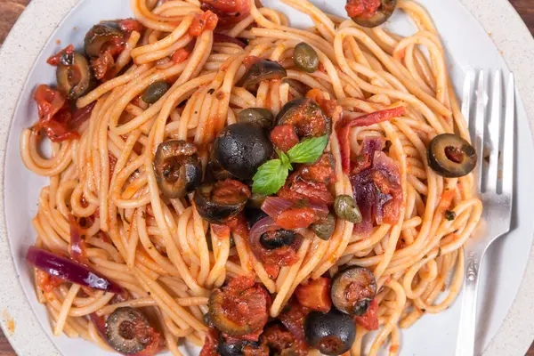 Espaguetis Allá Vesuviana Pasta Vegetariana Con Salsa Tomates Aceitunas Cebollas —  Fotos de Stock