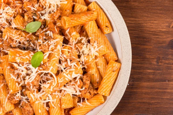 Μαγειρική Tortiglioni Κρεμμύδι Και Λουκάνικο Ragout Ζυμαρικά Σάλτσα Λουκάνικο Κρεμμύδια — Φωτογραφία Αρχείου