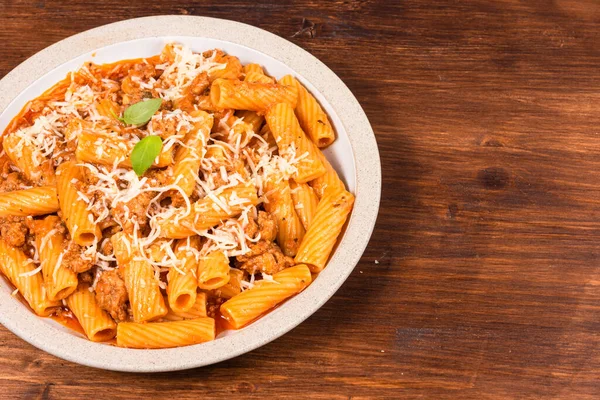 Μαγειρική Tortiglioni Κρεμμύδι Και Λουκάνικο Ragout Ζυμαρικά Σάλτσα Λουκάνικο Κρεμμύδια — Φωτογραφία Αρχείου