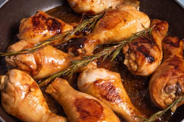 Baharatlı soslu ve tavada sebzeli Cezayir tavuğu pişirmek.