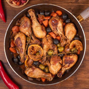 Sebzeli Cezayir tavuğu ve acı biberli bir tavada baharat soslu zeytinler hazır olsun.