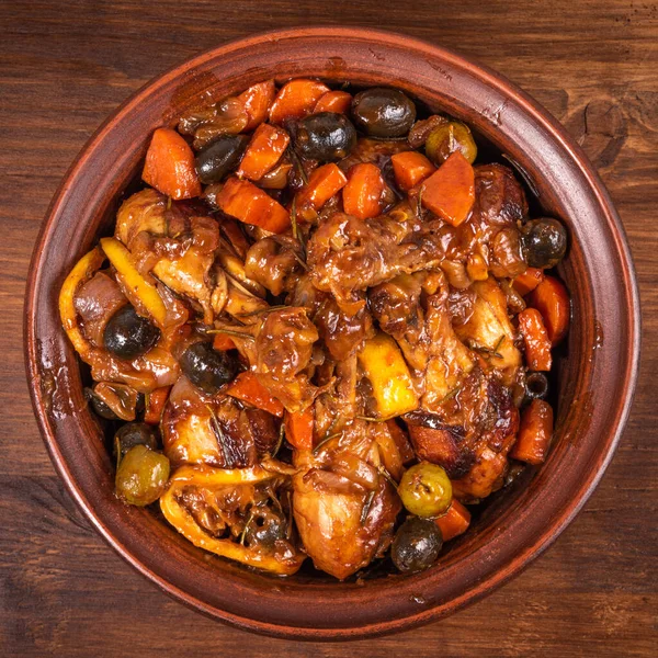 Klaar Algerijnse Tajine Kip Met Groenten Olijven Met Pittige Saus — Stockfoto