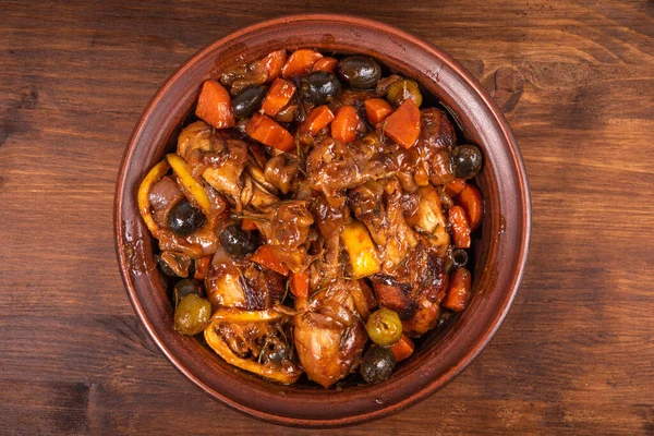 Ready Algerian Tajine Chicken Vegetables Olives Spicy Sauce Wooden Table — Foto de Stock