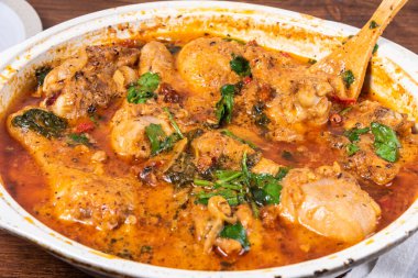 Hazır İtalyan yemeği - Kurutulmuş domatesli Toskana tavuğu, domates ezmesi, ıspanak, krema ve peynir kızartma tavasında.