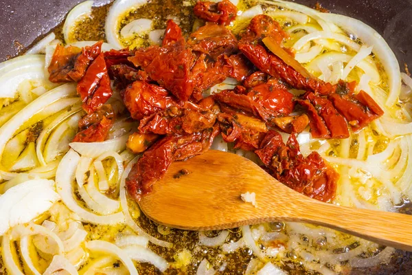 Kochen Von Toskanischer Hühnersoße Zwiebeln Mit Sonnengetrockneten Tomaten Einer Pfanne — Stockfoto