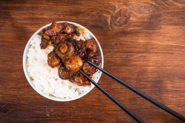 Baharatlı domuz etli küçük kâse baharatlı mantar, baharat, acı biber ve ahşap bir masada çubuklu haşlanmış pirinç - üst manzara, kopyalama alanı, yakın çekim