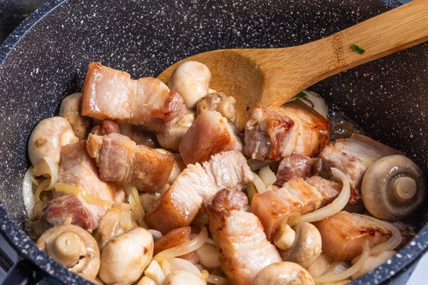 Μαγειρική Πικάντικο Χοιρινό Στιφάδο Μανιτάρια Ανατολίτικο Στυλ Μια Κατσαρόλα Μπαχαρικά — Φωτογραφία Αρχείου