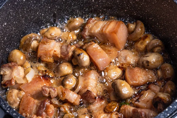 Cozinhar Ensopado Porco Picante Com Cogumelos Estilo Oriental Uma Panela — Fotografia de Stock