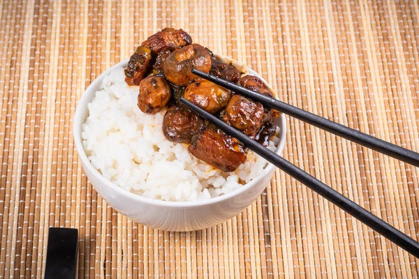 Tigela Pequena Com Porco Cozido Picante Com Cogumelos Estilo Oriental — Fotografia de Stock